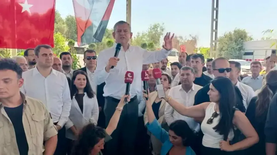 Özgür Özel'den İzmir'de dikkat çeken çıkış: 'On binlerle geliyoruz' görseli