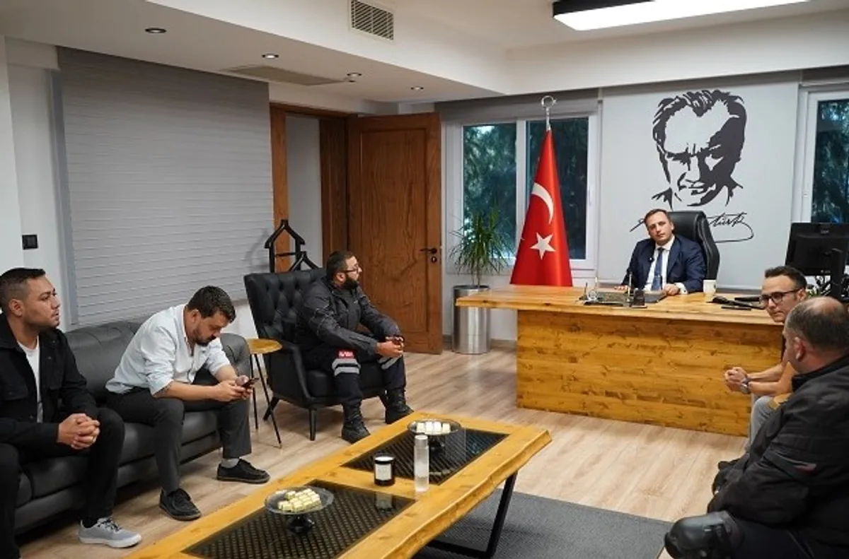Bornova Bayraklı Moto Kuryeler Derneği Başkanı Akın Ak ve yönetim kurulu üyeleri Bornova Belediye Başkanı Ömer Eşki'yi ziyaret etti Bornova Bayraklı Moto Kuryeler Derneği Başkanı Akın Ak ve yönetim kurulu üyeleri Bornova Belediye Başkanı Ömer Eşki'yi ziyaret etti