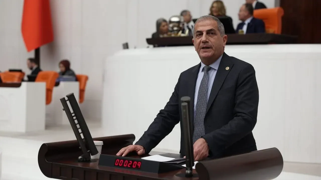 İzmir'de İZBAN durakları krizi TBMM'ye taşındı: Çiğli'de 2 yıllık bekleyiş İzmir'de İZBAN durakları krizi TBMM'ye taşındı: Çiğli'de 2 yıllık bekleyiş