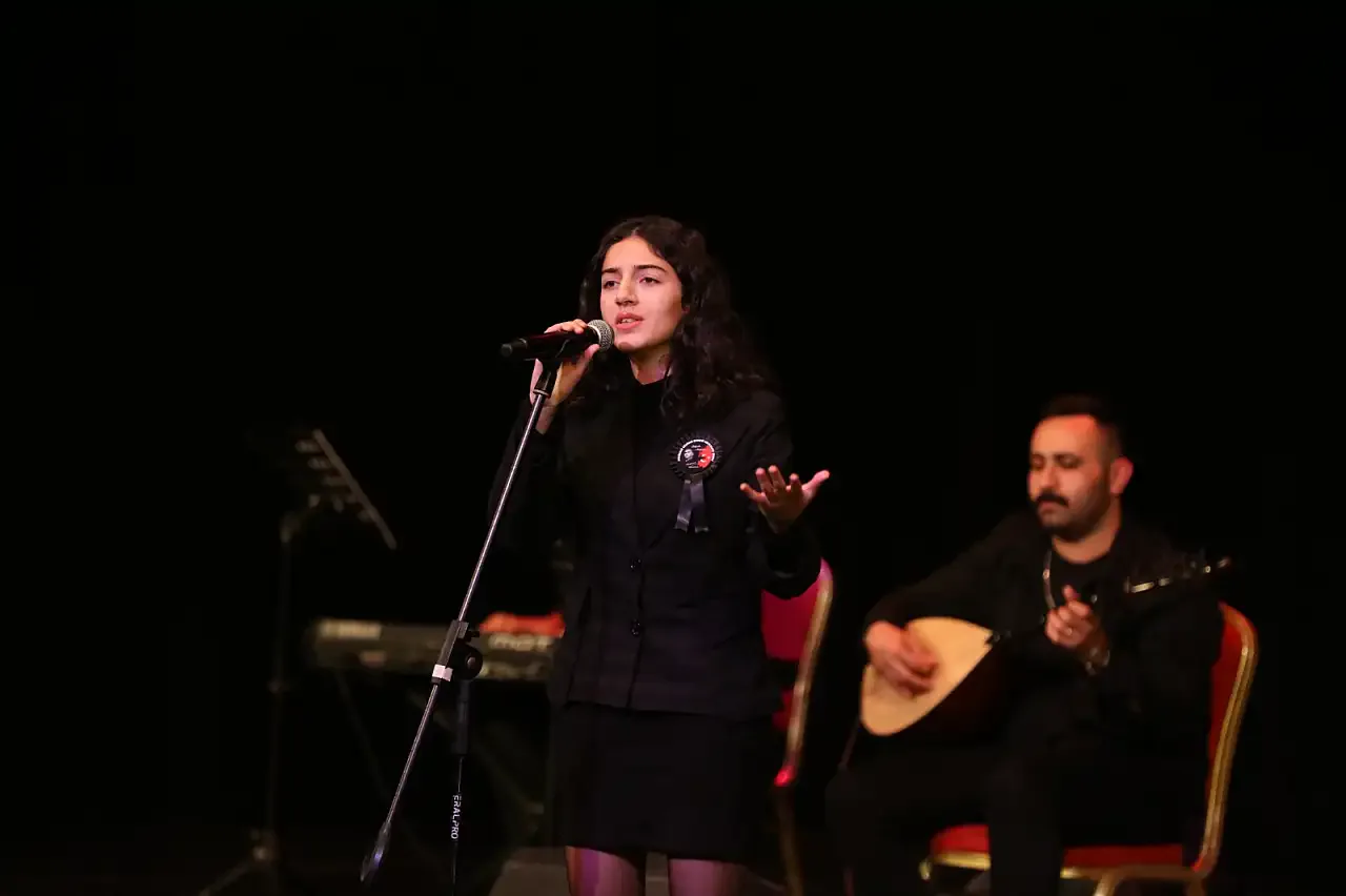 10 Kasım Atatürk'ü Anma Günü'nde Gençler Atatürk'ü Şarkılarla Anma Programında Sahne Aldı 10 Kasım Atatürk'ü Anma Günü'nde Gençler Atatürk'ü Şarkılarla Anma Programında Sahne Aldı
