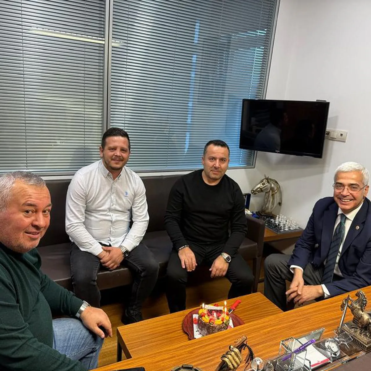 Cemal Enginyurt'tan Serdar Şahin'e Doğum Günü Kutlaması Cemal Enginyurt'tan Serdar Şahin'e Doğum Günü Kutlaması