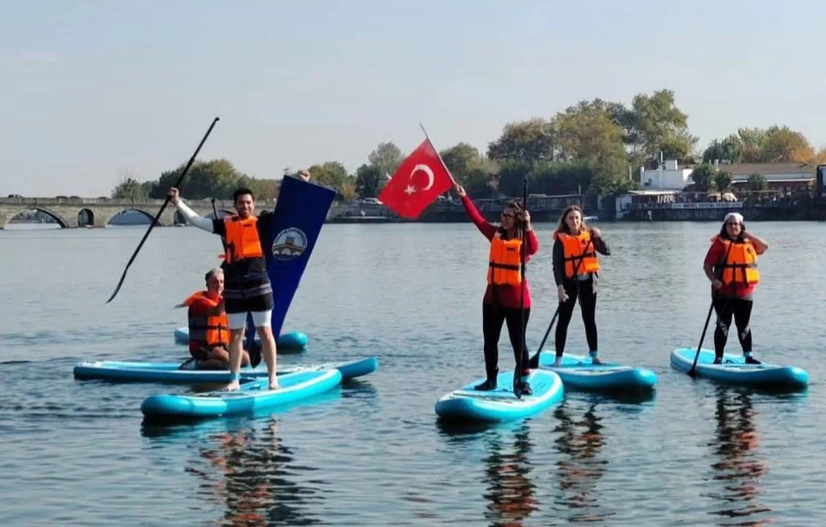 Kırkpınar Spor Bilimleri Fakültesi, Meriç Nehri'nde Kürek Sörfü Gösterisi Gerçekleştirdi Kırkpınar Spor Bilimleri Fakültesi, Meriç Nehri'nde Kürek Sörfü Gösterisi Gerçekleştirdi