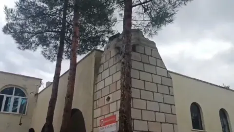 Diyarbakır'da şiddetli rüzgar minareyi devirdi: Ev damına yıkıldı