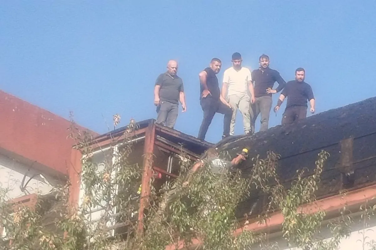 Denizli Çivril'de apartman çatısında yangın: Alevler kontrol altına alındı Denizli Çivril'de apartman çatısında yangın: Alevler kontrol altına alındı