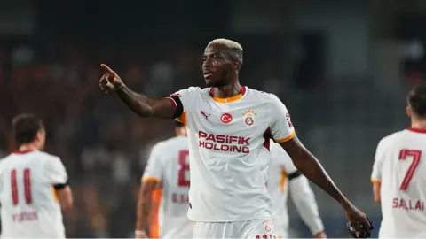 Galatasaray'da Osimhen şoku: 33. dakikada sakatlıkla çıktı