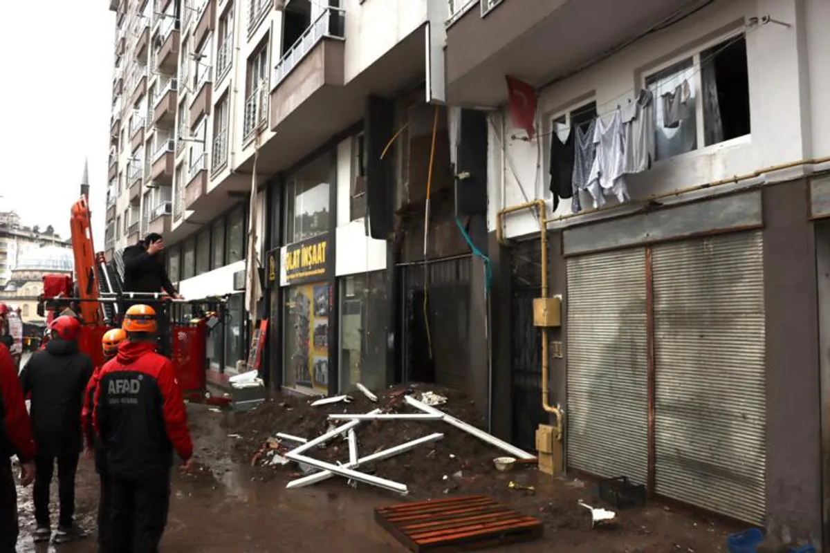 Rize'de Heyelan: 1 Ölü, 4 Yaralı Rize'de Heyelan: 1 Ölü, 4 Yaralı