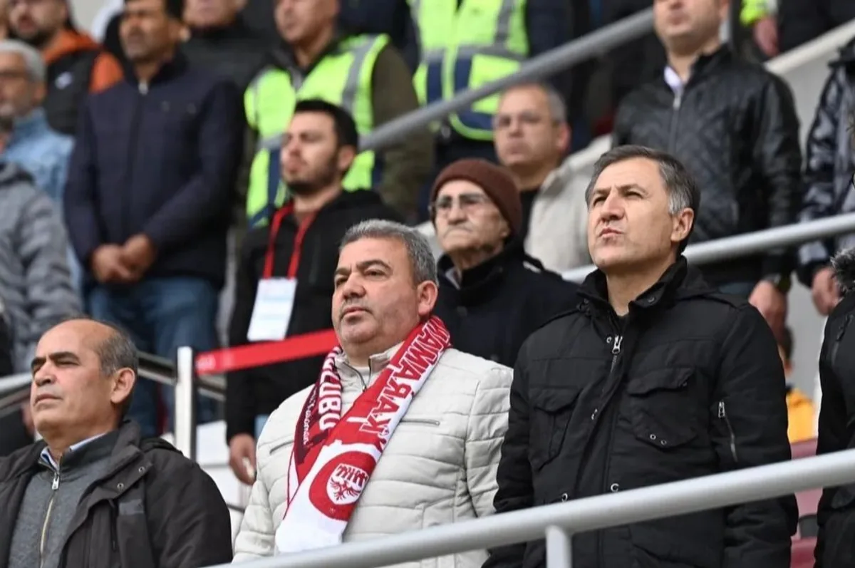 Akçaşehir Belediye Başkanı Soner Yeşildaş Karamanspor Maçını Tribünden İzledi Akçaşehir Belediye Başkanı Soner Yeşildaş Karamanspor Maçını Tribünden İzledi