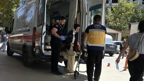 İnegöl'de kafa kafaya çarpışma: 1 aylık bebek dahil 6 yaralı