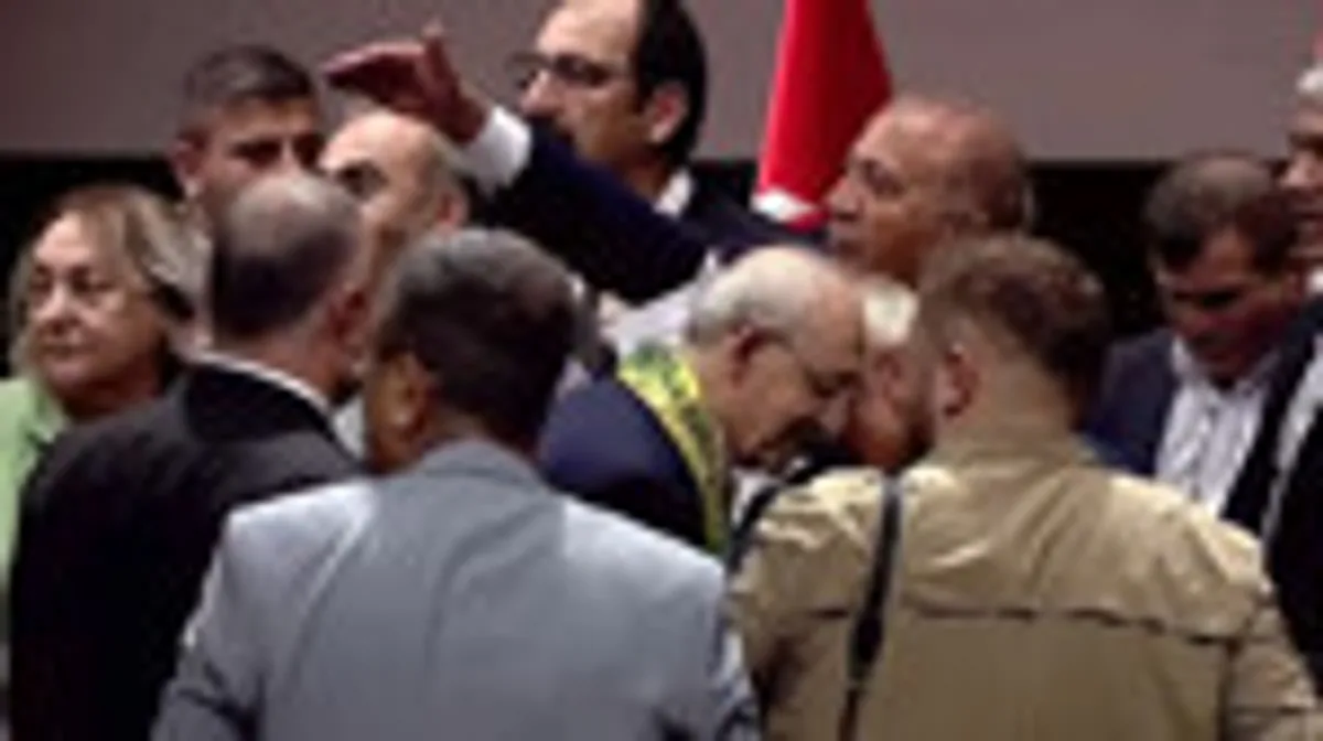 Gürsel Tekin'den Sahneye Sert Tepki: CHP Üye Katılım Töreninde Gerilim Gürsel Tekin'den Sahneye Sert Tepki: CHP Üye Katılım Töreninde Gerilim