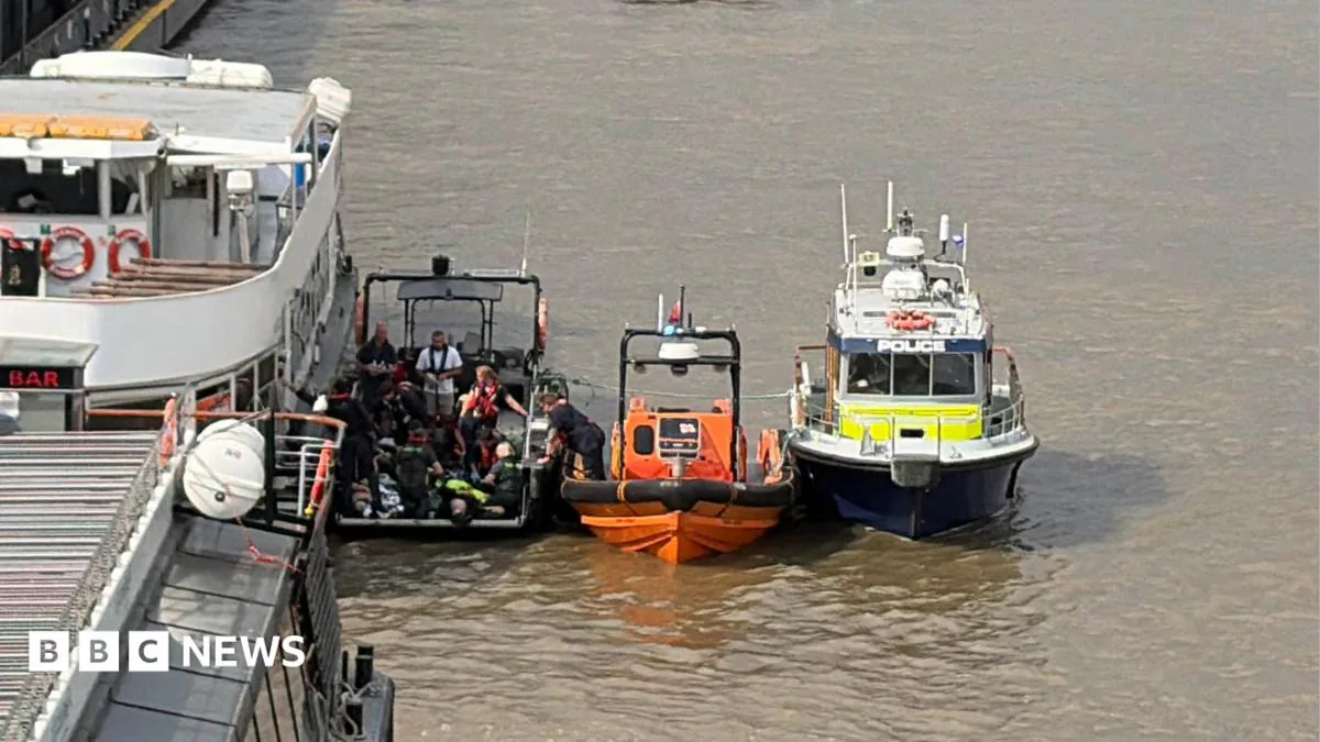 Londra'da Westminster Köprüsü'nde Polis Botu Kazası: 5 Memur Yaralandı Londra'da Westminster Köprüsü'nde Polis Botu Kazası: 5 Memur Yaralandı