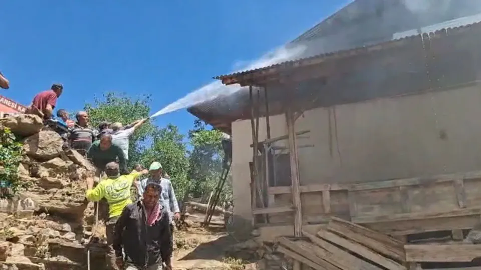 Feke'de Korkutan Ev Yangını: Gedikli Mahallesi'nde Bir Ev Kül Oldu görseli