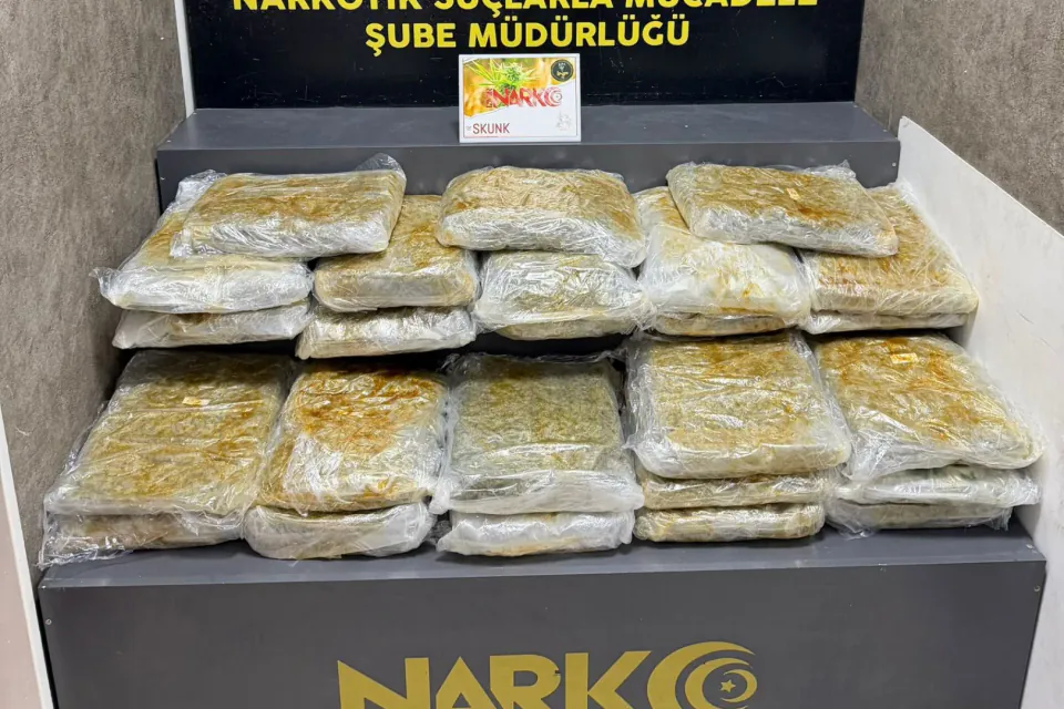 İzmir'de iki ayrı operasyonla 46 kilo uyuşturucu ele geçirildi, 3 zanlı tutuklandı görseli