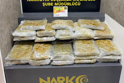İzmir'de iki ayrı operasyonla 46 kilo uyuşturucu ele geçirildi, 3 zanlı tutuklandı