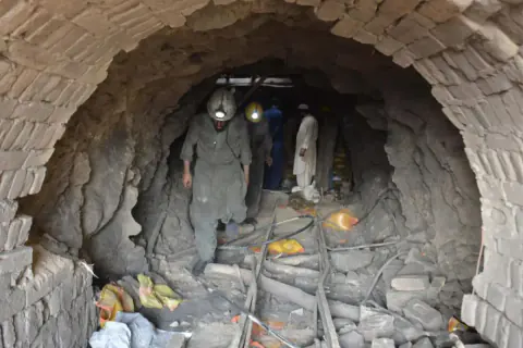 Güney Afrika'da Kaçak Maden Faciası: 14 İşçi Hayatını Kaybetti Güney Afrika'da Kaçak Maden Faciası: 14 İşçi Hayatını Kaybetti