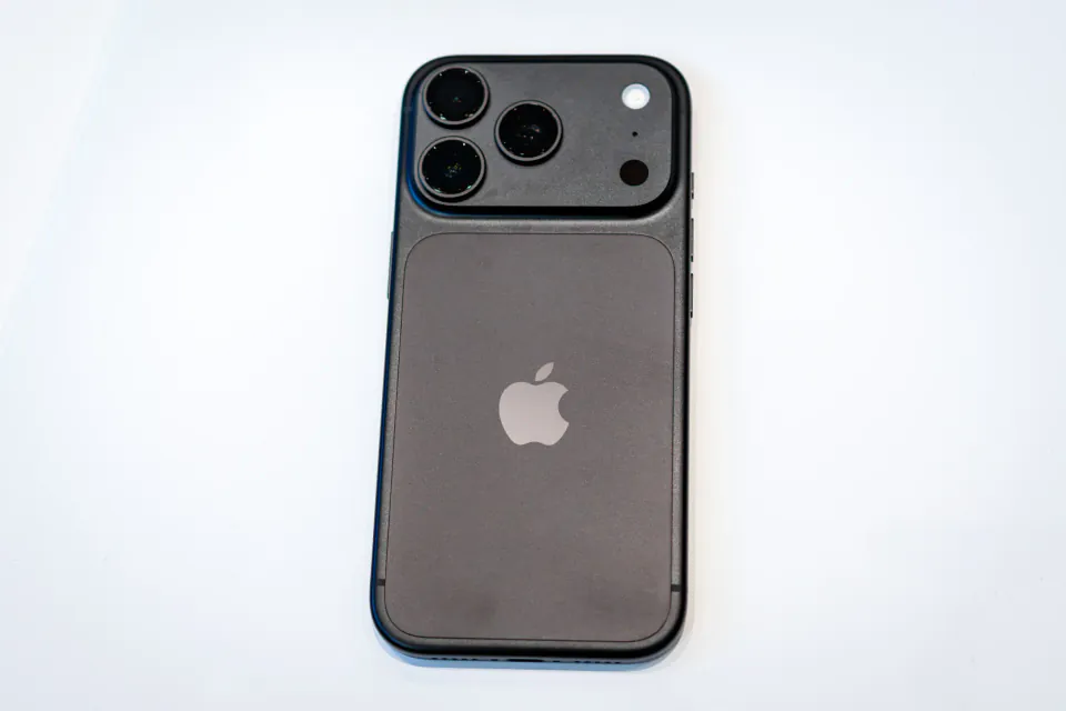 Apple iPhone 18 Pro'da 'Siyah' Rengi Geri Getirdi: The Verge'den 'Akıl Aldı' Yorumu görseli