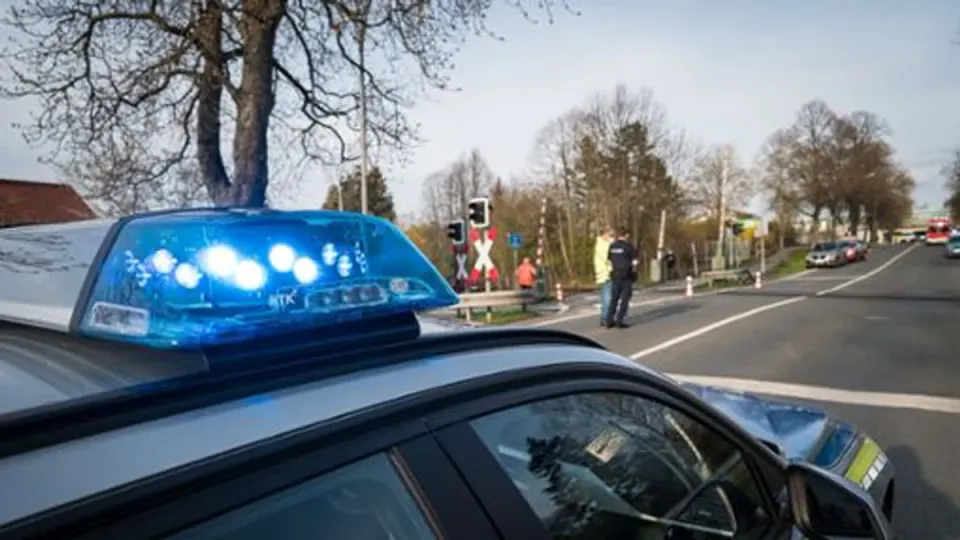 Bayreuth'te tren köprüsünden düşen kadın, altta giden araba üzerine çarptı görseli