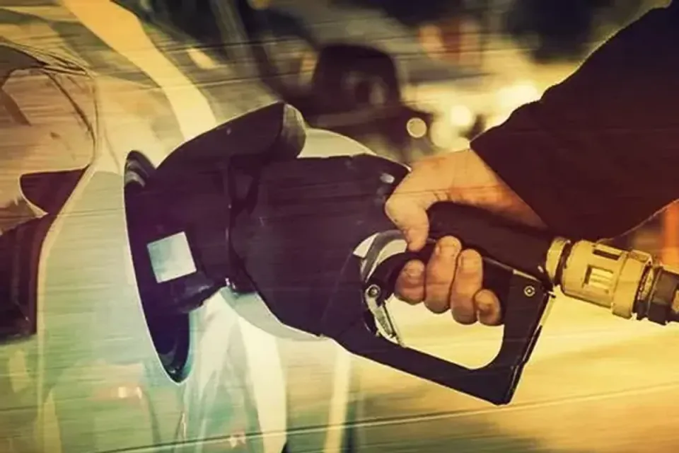 Benzine gece yarısı 3,35 TL indirim beklentisi: Bursa'da litre 77 TL'ye düşebilir görseli