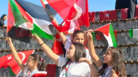 Nevşehir’de Gazze için 360 öğrenci uçurtma uçurdu: „Gökyüzü çocuklara kalsın”