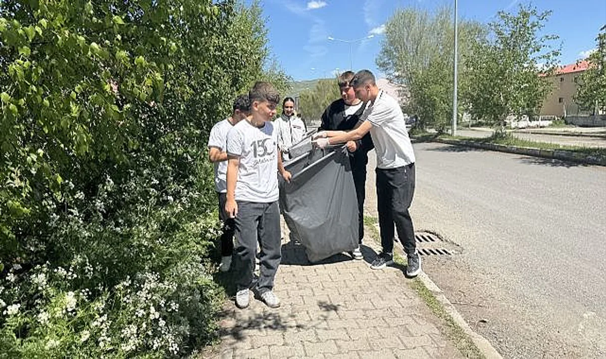 Ardahan'da Bir Öğretmenin Başlattığı Temizlik Hareketi Milyonlara Ulaştı Ardahan'da Bir Öğretmenin Başlattığı Temizlik Hareketi Milyonlara Ulaştı