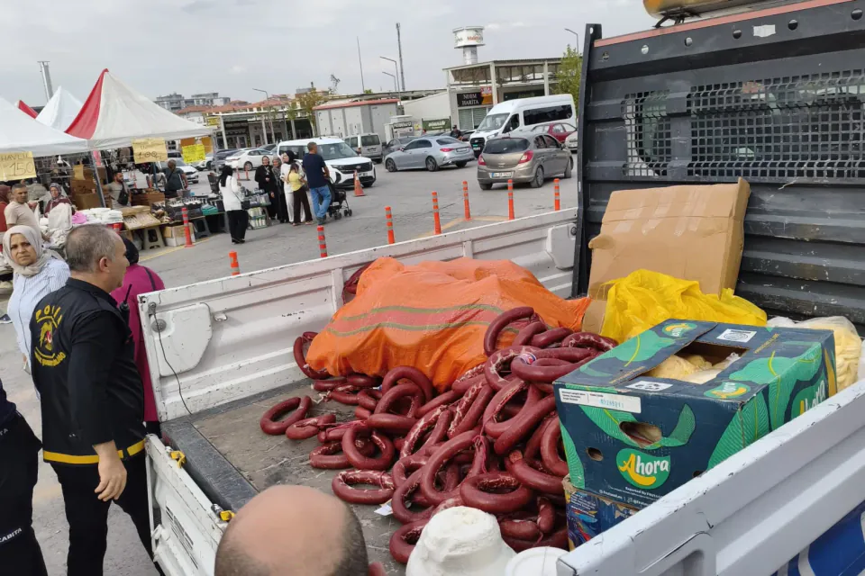 Malatya'da fuar denetimi: Dana sucuk diye satılan 230 kilo piliç sucuk imha edilecek görseli