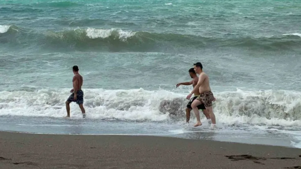Akçakoca'da Dev Dalgalar Kabardı: Tehlikeye Rağmen Denize Girdiler görseli