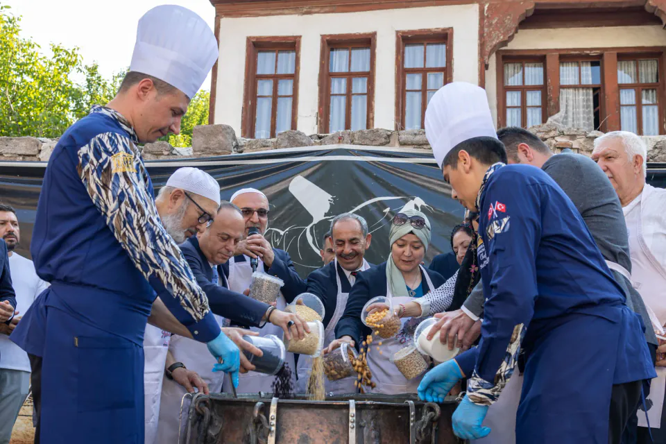 Isparta'da Asırlık Gelenek: Sinan Dede ve Hatip Dede Türbelerinde Aşure Duaları görseli