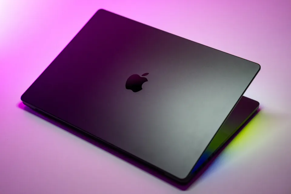 Apple Los Angeles etkinliğinde dokunmatik ekranlı MacBook Pro'yu tanıtıyor görseli