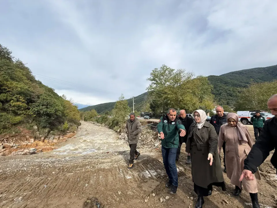 Meliha Akyol sel bölgesini yerinde inceledi: "Devlet tüm imkânlarıyla sahada" görseli