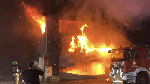 Esenyurt'ta lastikçi dükkanından çıkan yangın 5 iş yerine sıçradı