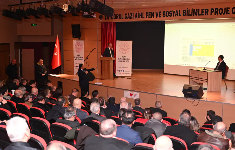 Uşak İl Milli Eğitim Müdürü Halil Yücel Tatilde Traktör Başına Geçti görseli