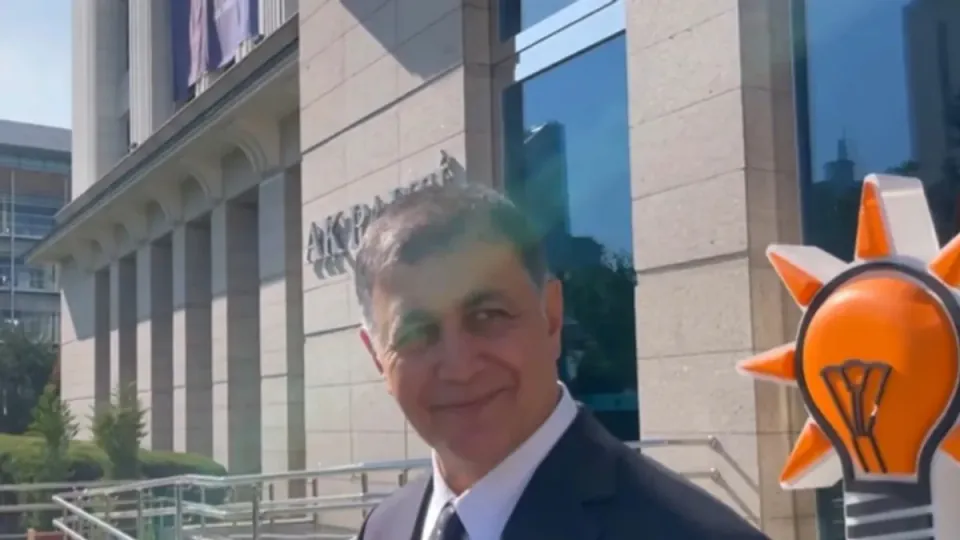 Cemil Tugay AK Parti Genel Merkezi'nde: Rozet takma anı ve '27 yıllık devir' mesajları görseli