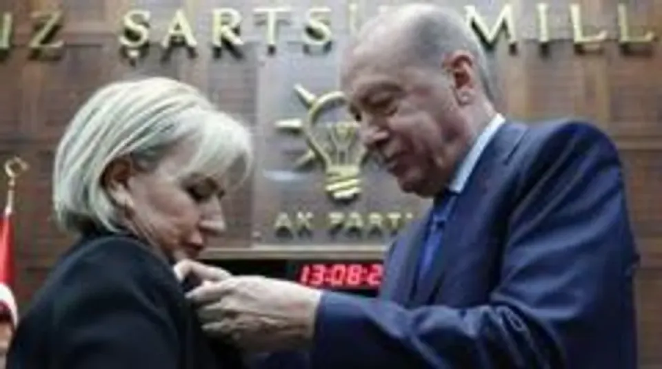 Nimet Özdemir AKP'ye Katıldı: Cumhurbaşkanı Erdoğan Rozeti Taktı görseli