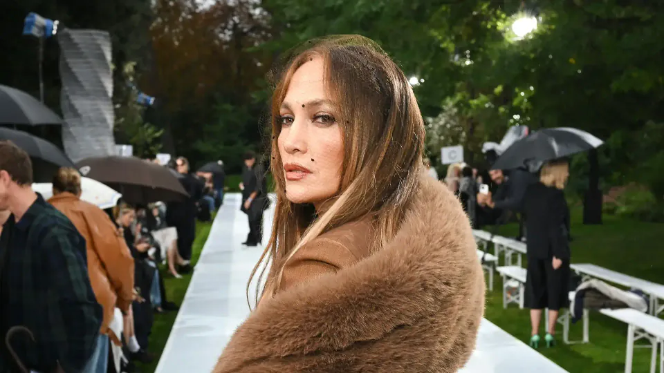 Jennifer Lopez, Paris Moda Haftası'nda yağmur paniğine yakalandı: Stella McCartney gösterisi ayağına karıştı görseli