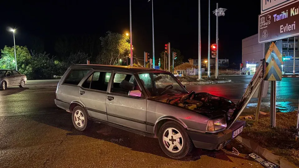 Manisa Kula'da Egemen Kavşağı'nda iki otomobil çarpıştı: 1 yaralı görseli