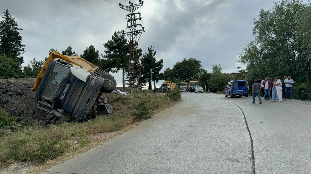 Samsun Atakum'da feci kaza: Taş yüklü kamyon devrildi, sürücü hayatını kaybetti Samsun Atakum'da feci kaza: Taş yüklü kamyon devrildi, sürücü hayatını kaybetti