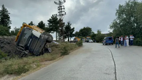 Samsun Atakum'da feci kaza: Taş yüklü kamyon devrildi, sürücü hayatını kaybetti