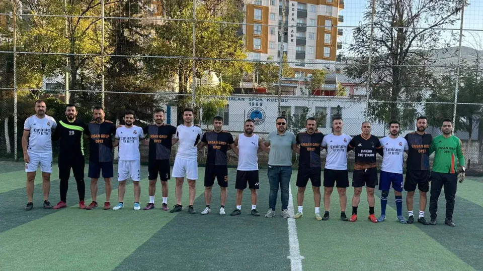 Kurtalan'da Kurumlar Arası Halı Saha Turnuvası Başladı: Final 25 Ekim görseli