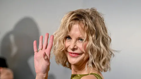 Meg Ryan 64 yaşında Halle Berry ile nadir görülen ortak apariciónunda saç değişimiyle dikkat çekti