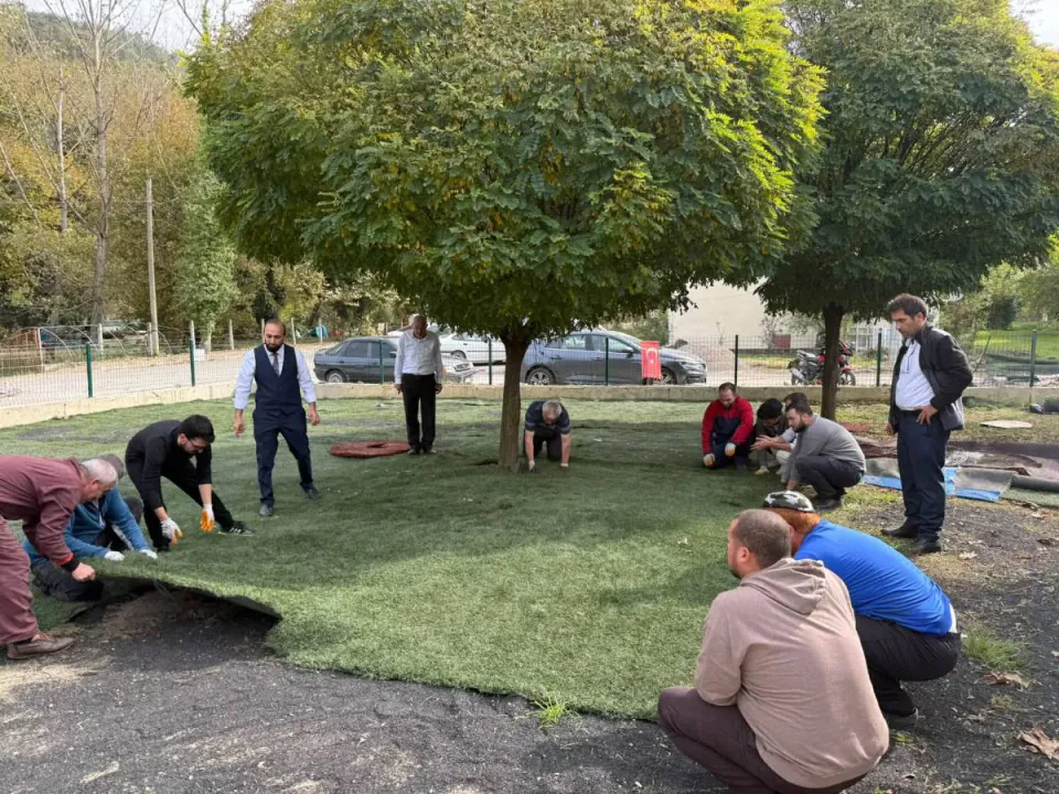 Ulus'ta Fatma Aksoy Kur'an Kursu bahçesine yapay çim serildi görseli