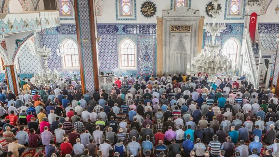 10 Temmuz Cuma Namazı Saatleri Açıklandı: İstanbul, Ankara ve İzmir'de Sela Ne Zaman? görseli
