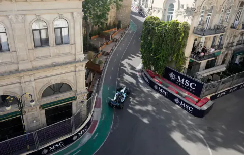 F1 Azerbaycan GP: Russell, Verstappen'i 0.196 saniyede durdurdu; Antonelli şampiyonlukta lider