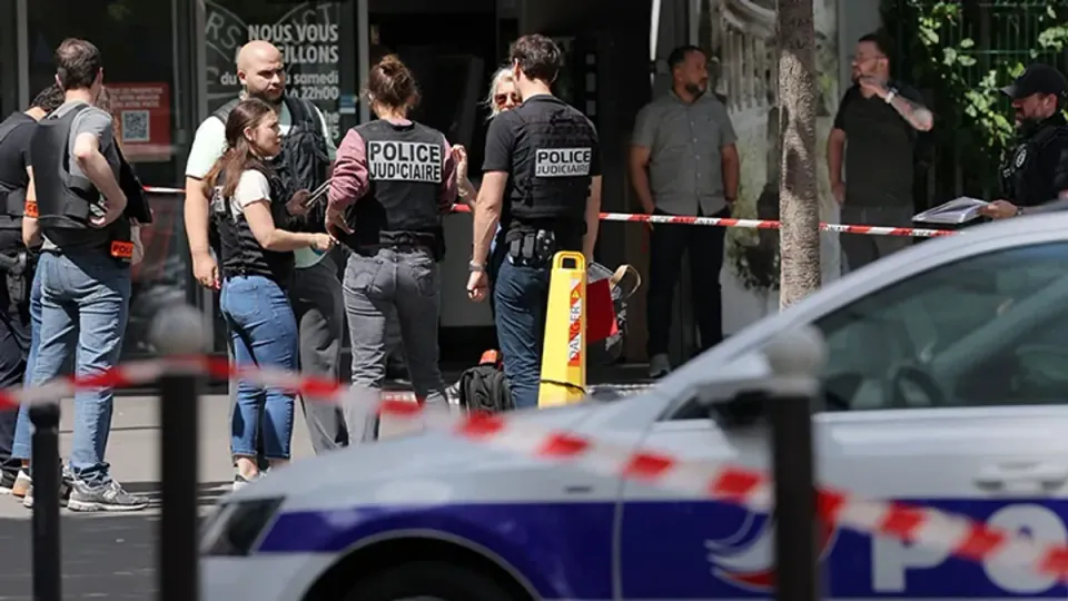 Paris'te Bıçaklı Saldırı: Polis Müdahalesiyle 3 Yaralı görseli