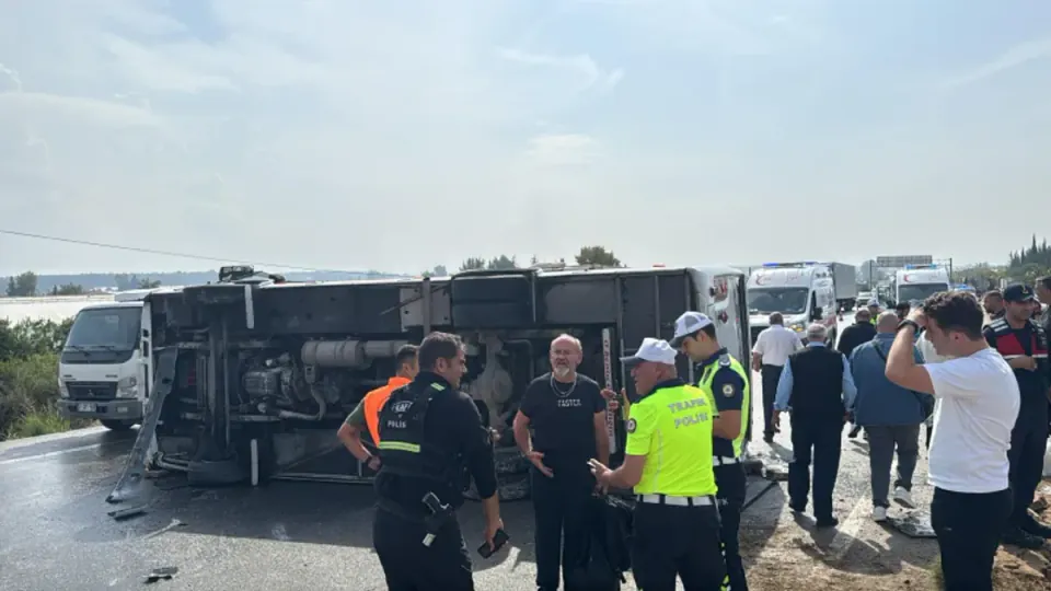 Antalya-Isparta yolunda midibüs devrildi: 17 yaralı, 1 ağır görseli
