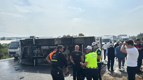 Antalya-Isparta yolunda midibüs devrildi: 17 yaralı, 1 ağır