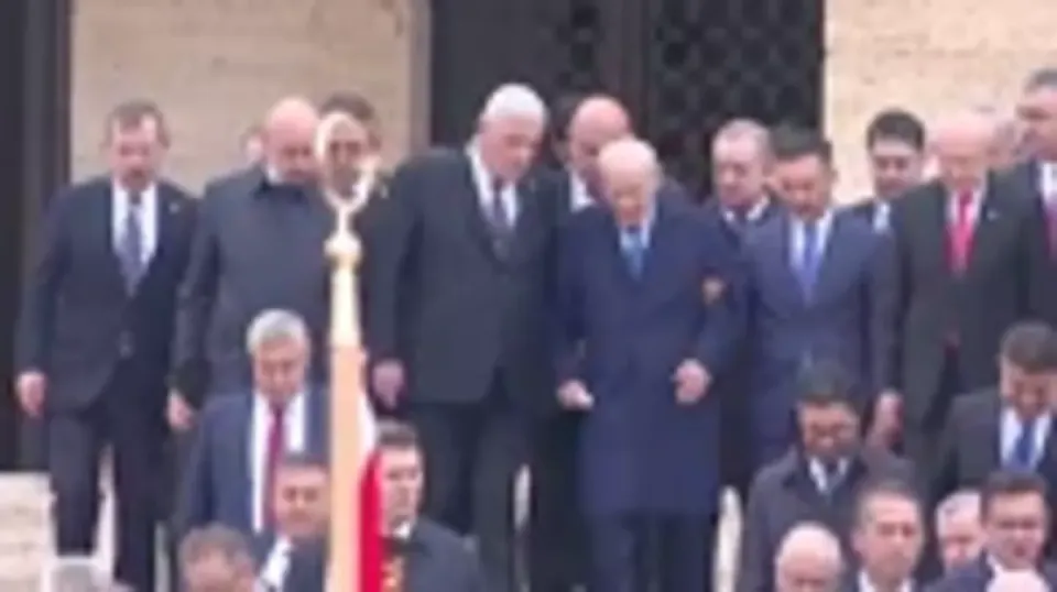 Dervişoğlu, Anıtkabir karesine sert yanıt verdi: "Söyleyecek lafı olan Bahçeli'ye gitsin" görseli