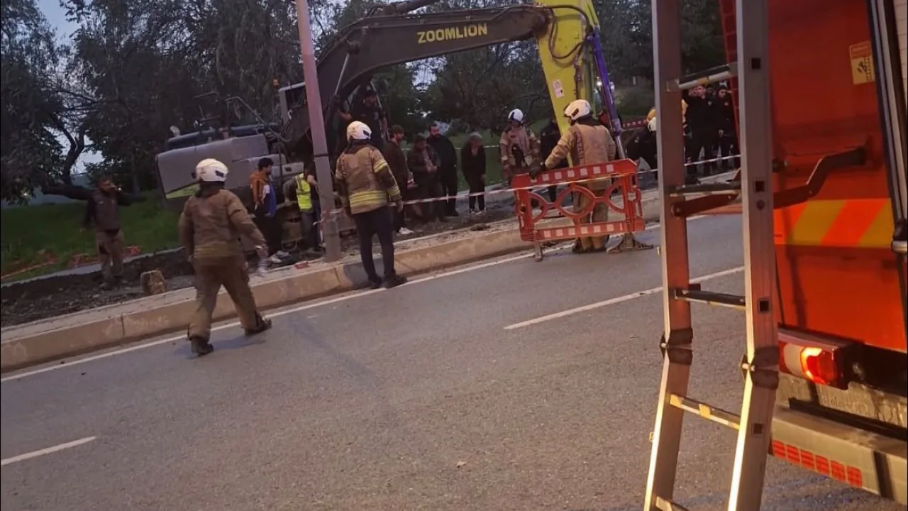 Bayrampaşa'da yol çökmesi: Çalışma sırasında göçük, ekipler mahsur kalanları arıyor Bayrampaşa'da yol çökmesi: Çalışma sırasında göçük, ekipler mahsur kalanları arıyor