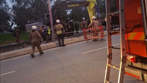 Bayrampaşa'da yol çökmesi: Çalışma sırasında göçük, ekipler mahsur kalanları arıyor