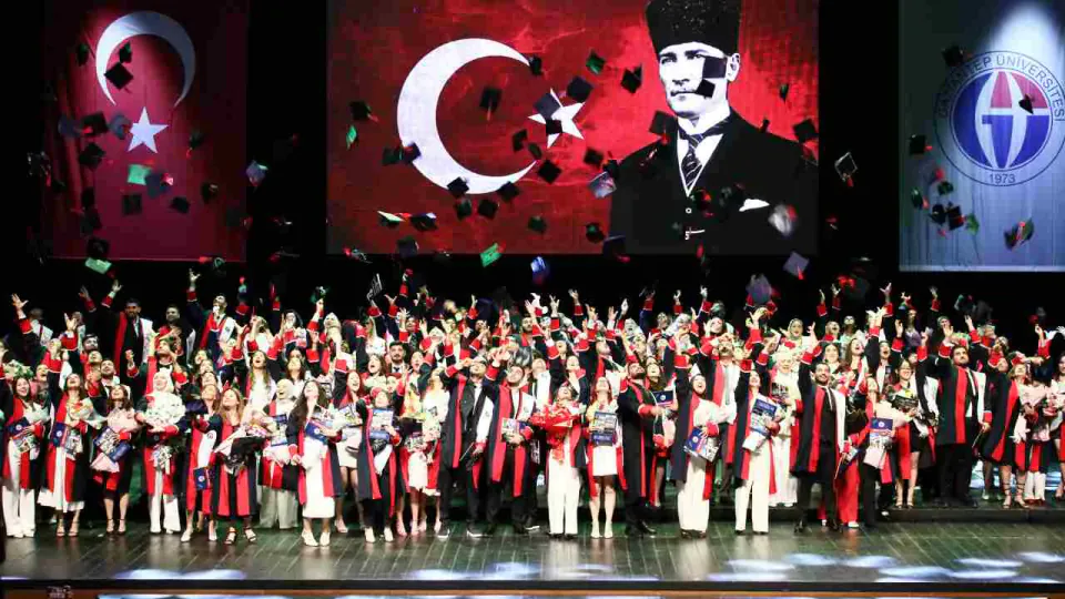 GAÜN Hukuk Fakültesi'nde Mezuniyet Heyecanı: Genç Hukukçular Kep Attı görseli
