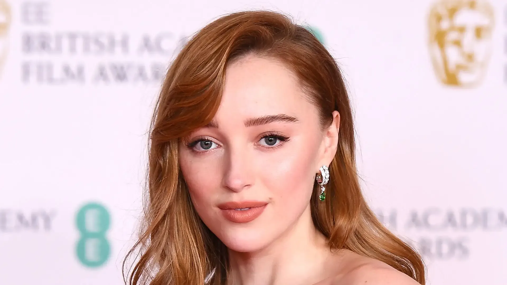 Phoebe Dynevor Fransızya'da evlendi: Bridgerton'ın Daphne'i Cameron Fuller ile bir oldu