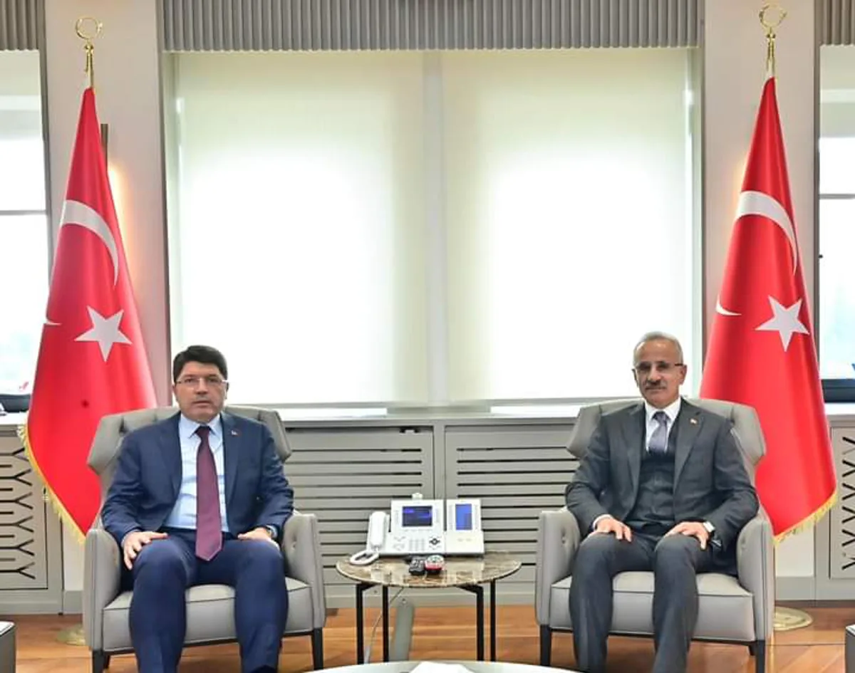 Adalet Bakanı Yılmaz Tunç, Ulaştırma ve Altyapı Bakanı'na Ziyaret Adalet Bakanı Yılmaz Tunç, Ulaştırma ve Altyapı Bakanı'na Ziyaret